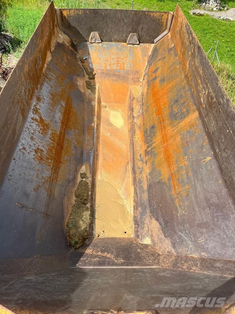 CAT 725 Knik dumptrucks