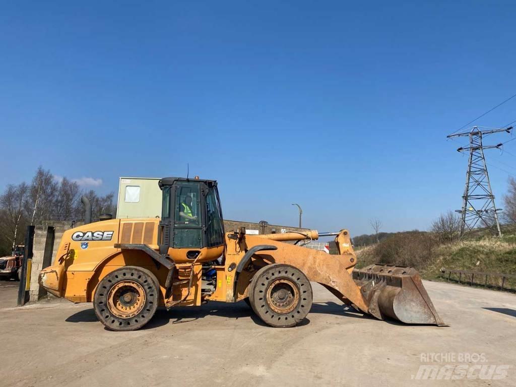 CASE 821 F Wielladers