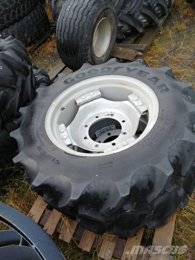 Goodyear 12,4r24 Banden, wielen en velgen