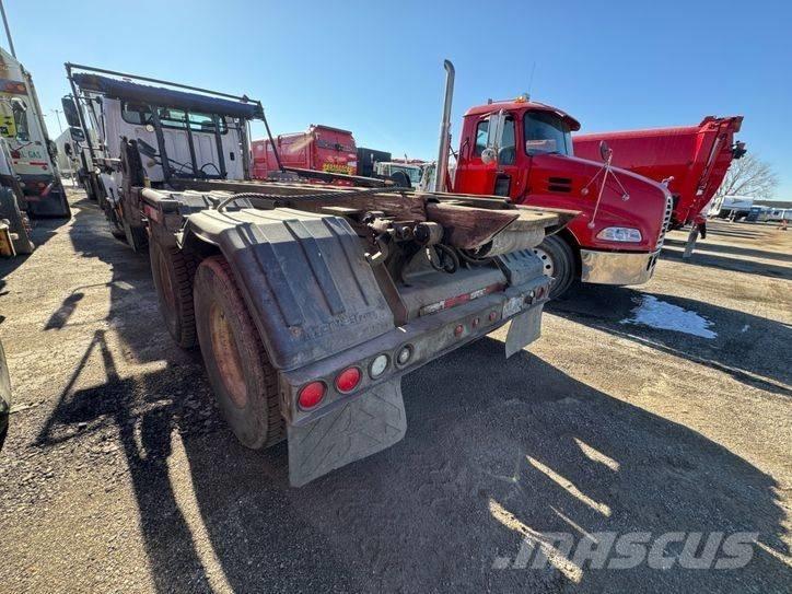 Freightliner M2 Containertrucks met kabelsysteem