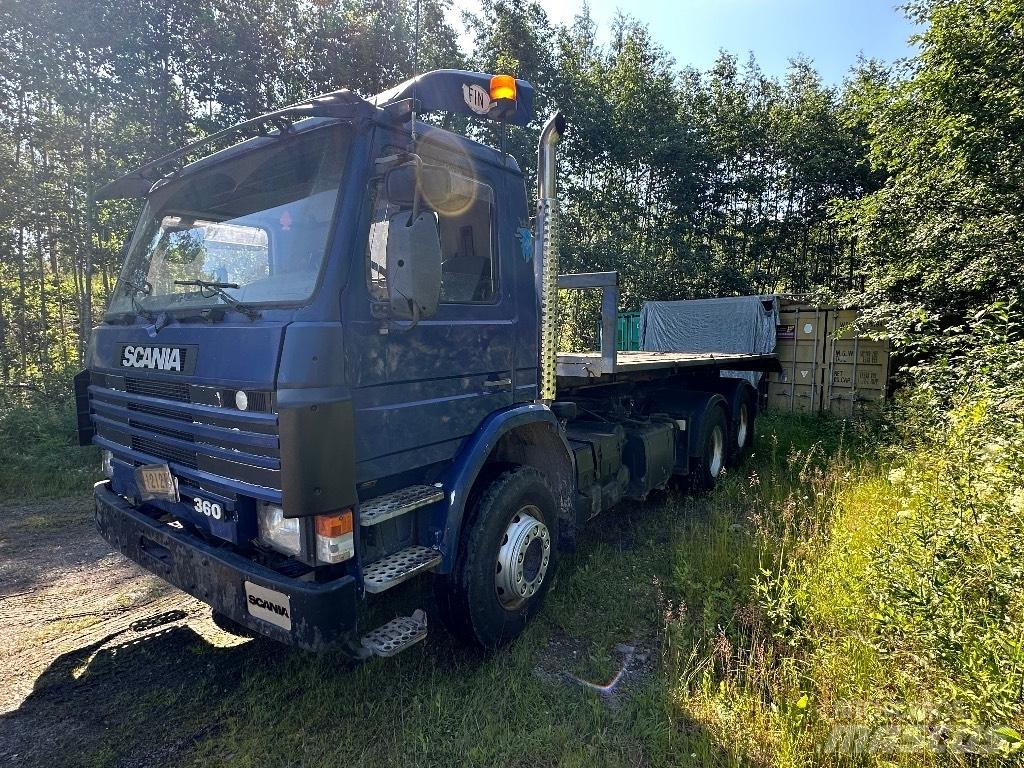 Scania 113 Vrachtwagen met containersysteem