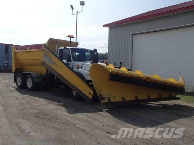 International 7400 Sneeuwschuivers en -ploegen