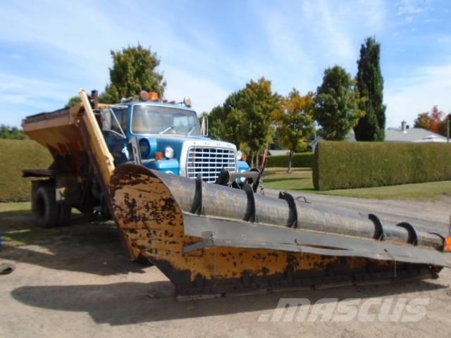 Ford LTL 9000 Sneeuwschuivers en -ploegen