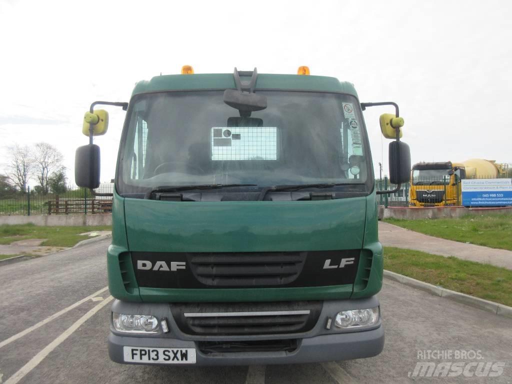 DAF 45.180 Vrachtwagen met vlakke laadvloer en lier