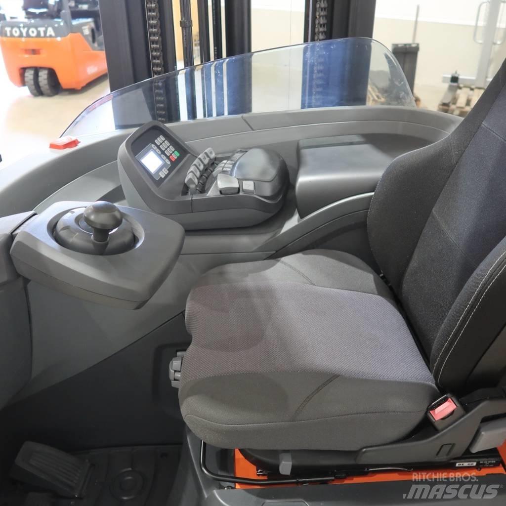 Toyota RRE160H Reachtruck voor hoog niveau