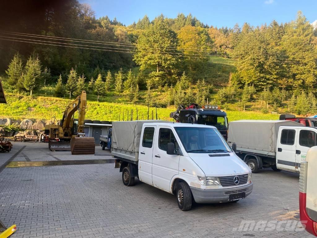 Mercedes-Benz 212 D Bestelwagens met open laadbak