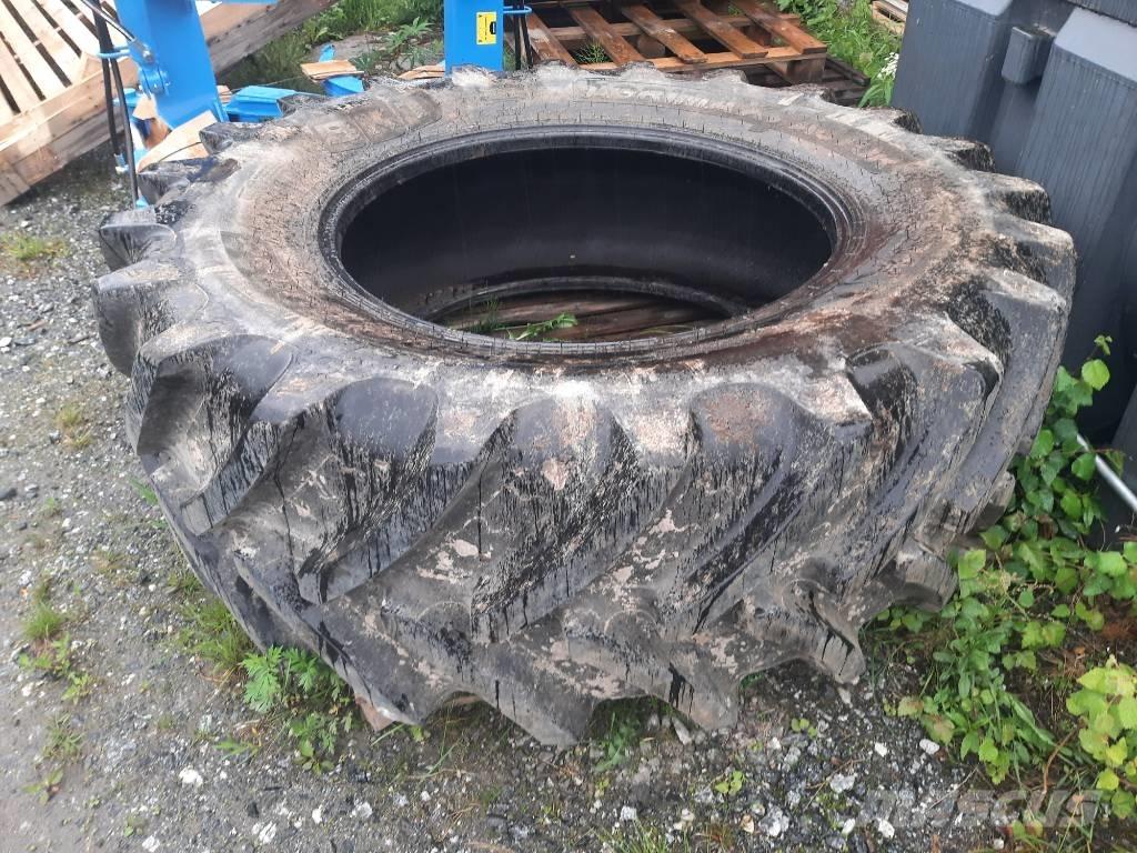 BKT 580/70R38 Banden, wielen en velgen
