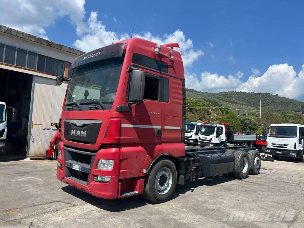 MAN TGX 26.440 Vrachtwagen met vlakke laadvloer en lier