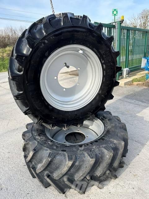  GREENEX 320/70R28 Banden, wielen en velgen