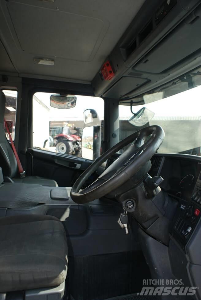 Scania P 360 CB Vrachtwagen met vlakke laadvloer en lier