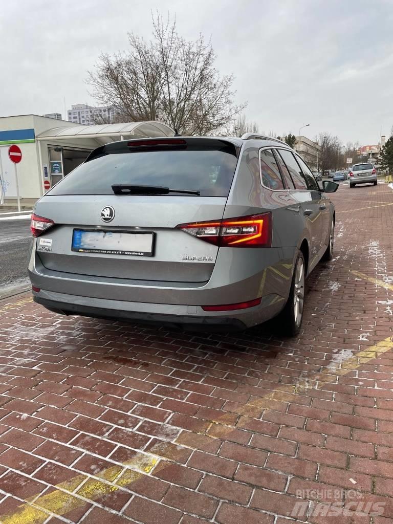 Skoda Superb Auto's