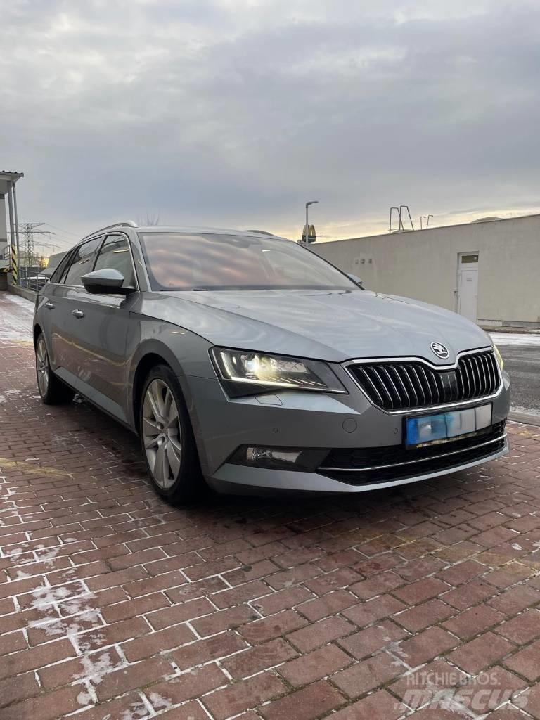 Skoda Superb Auto's