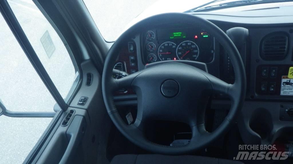 Freightliner M2 106 Chassis met cabine