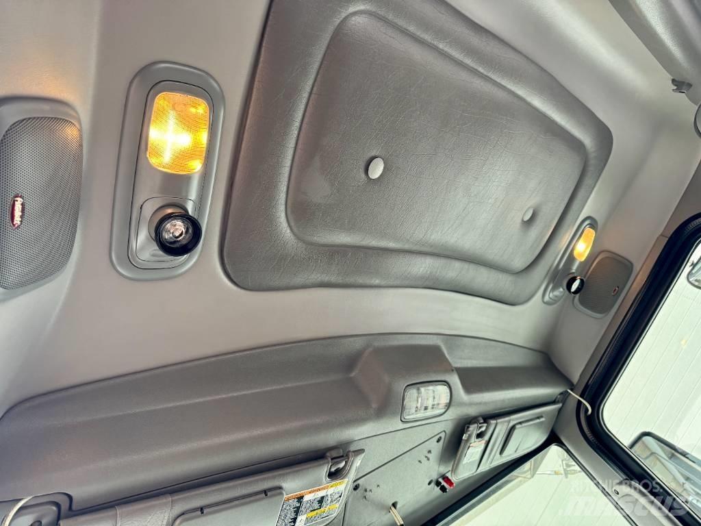 Peterbilt 389 Trekkers