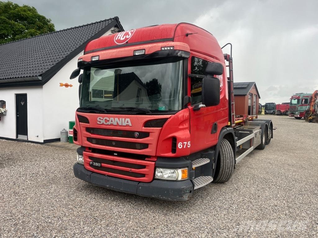 Scania P 320 Vrachtwagen met containersysteem