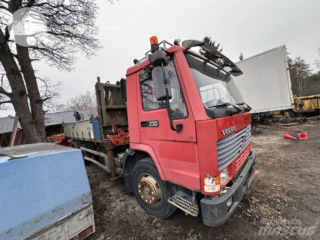 Volvo FL7 Vlakke laadvloer met kraan