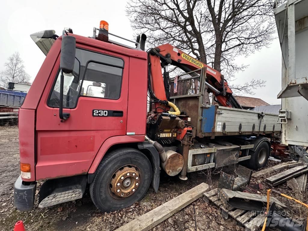 Volvo FL7 Vlakke laadvloer met kraan