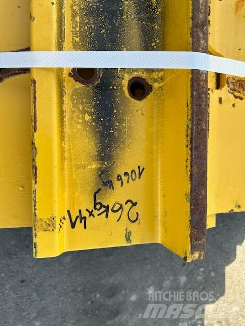 Komatsu d 85 plate Rupsbanden, kettingen en onderstel