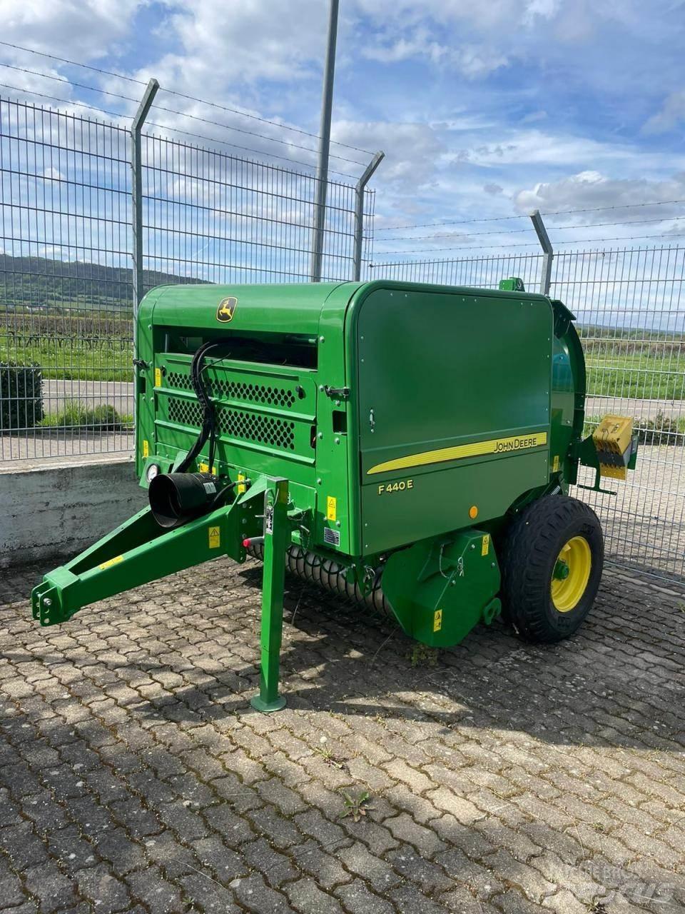 John Deere F440E Ronde-balenpersen