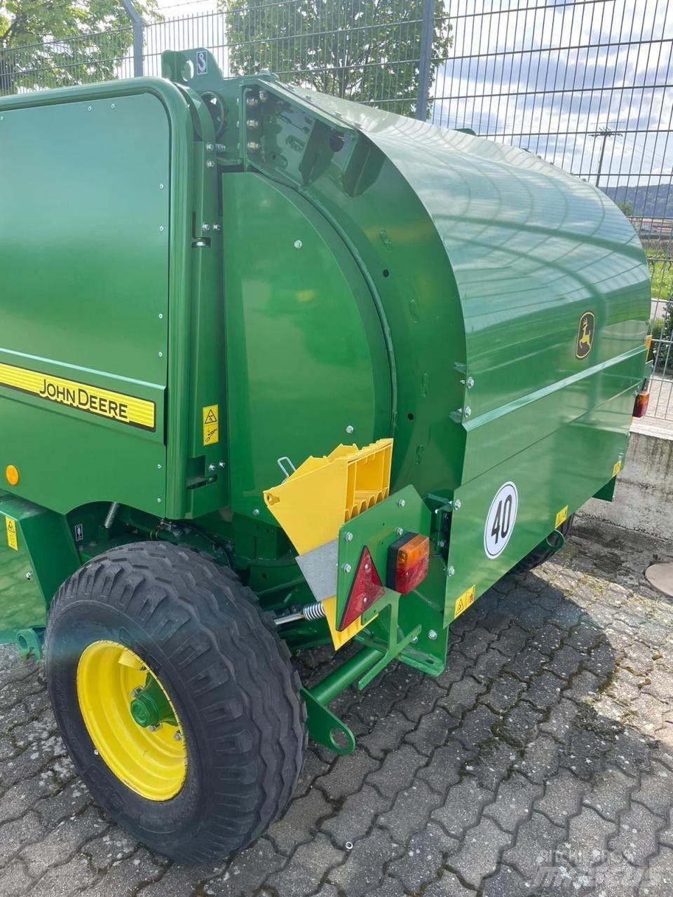 John Deere F440E Ronde-balenpersen