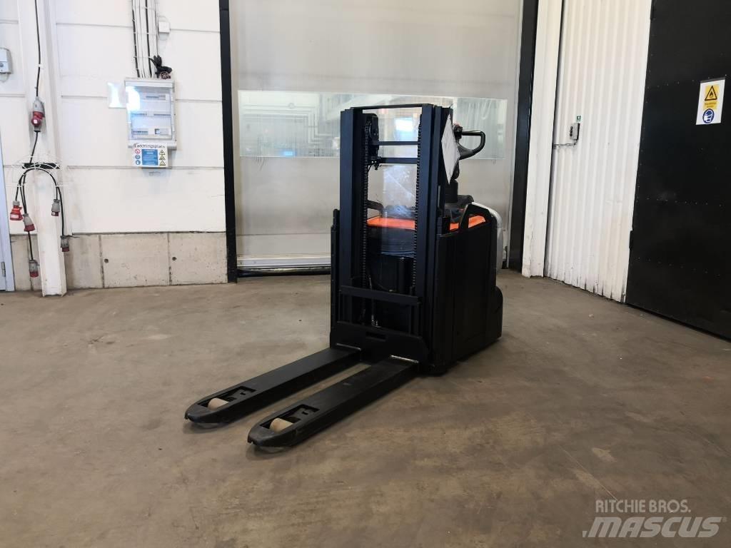 Toyota SPE200D Stapelaar meeloop