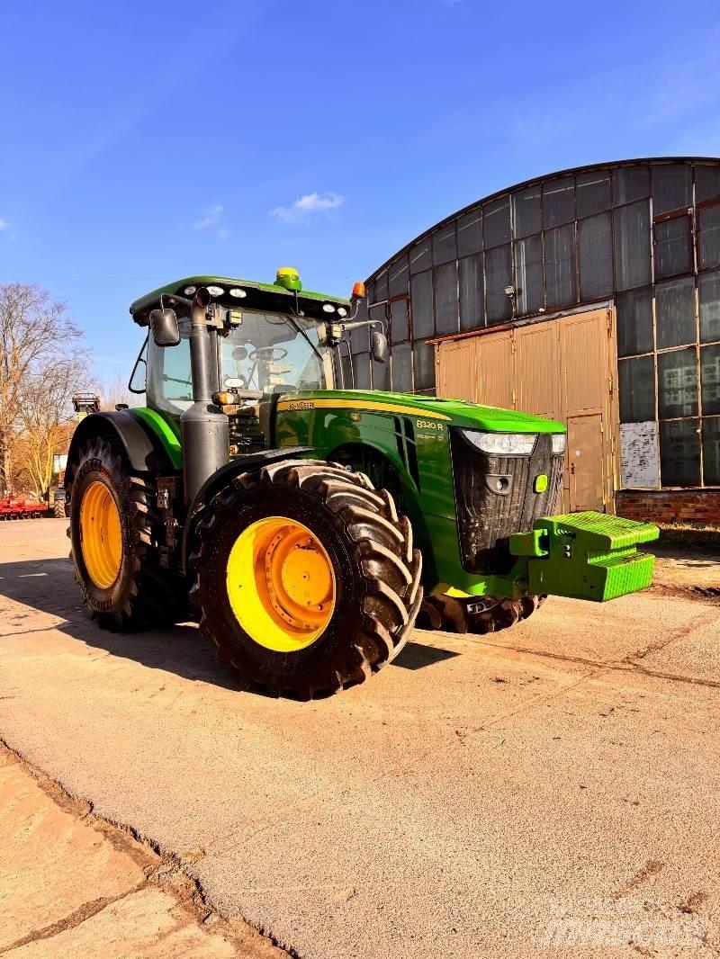 John Deere 8320 R Tractoren