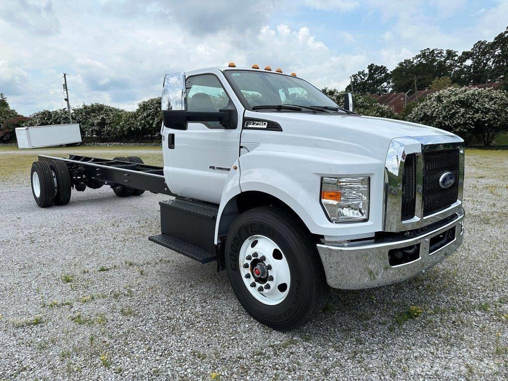 Ford F 750 Chassis met cabine