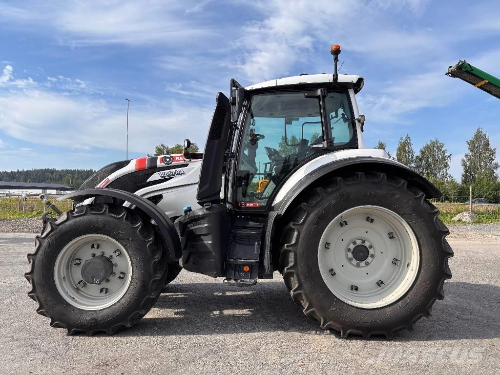 Valtra T215 Versu Tractoren