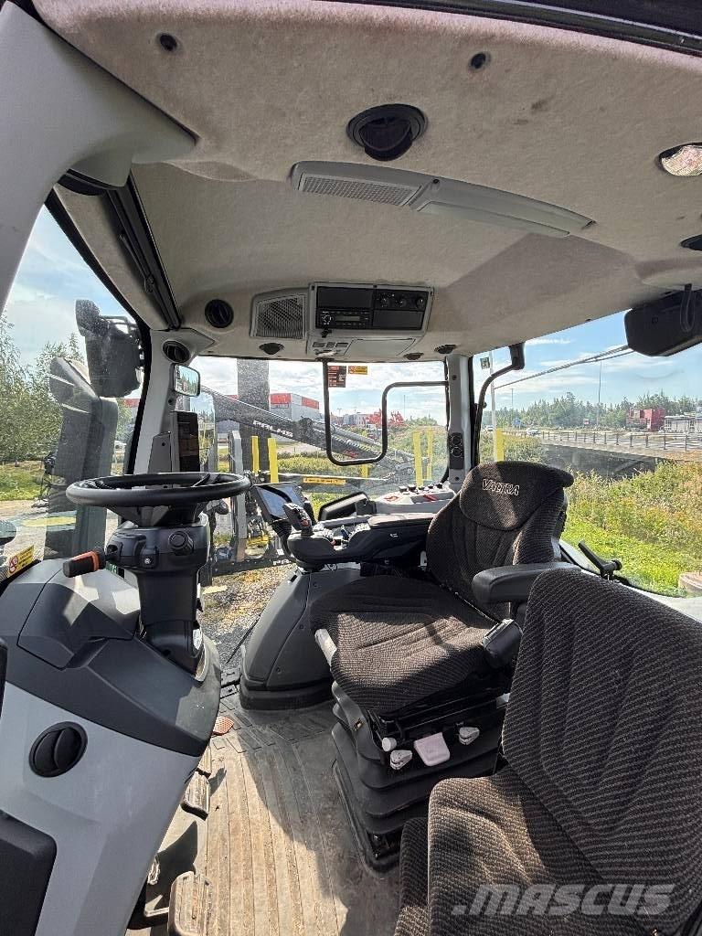 Valtra T215 Versu Tractoren