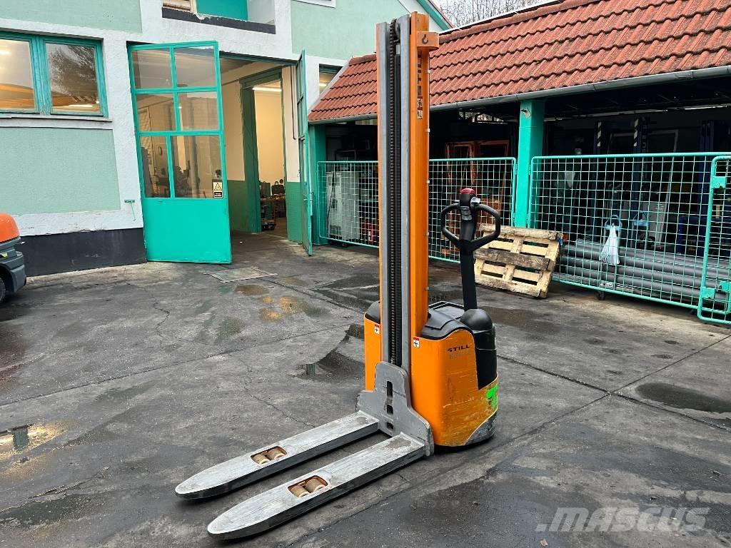 Still EGV12    V-4251 Zelfrijdende stapelaars