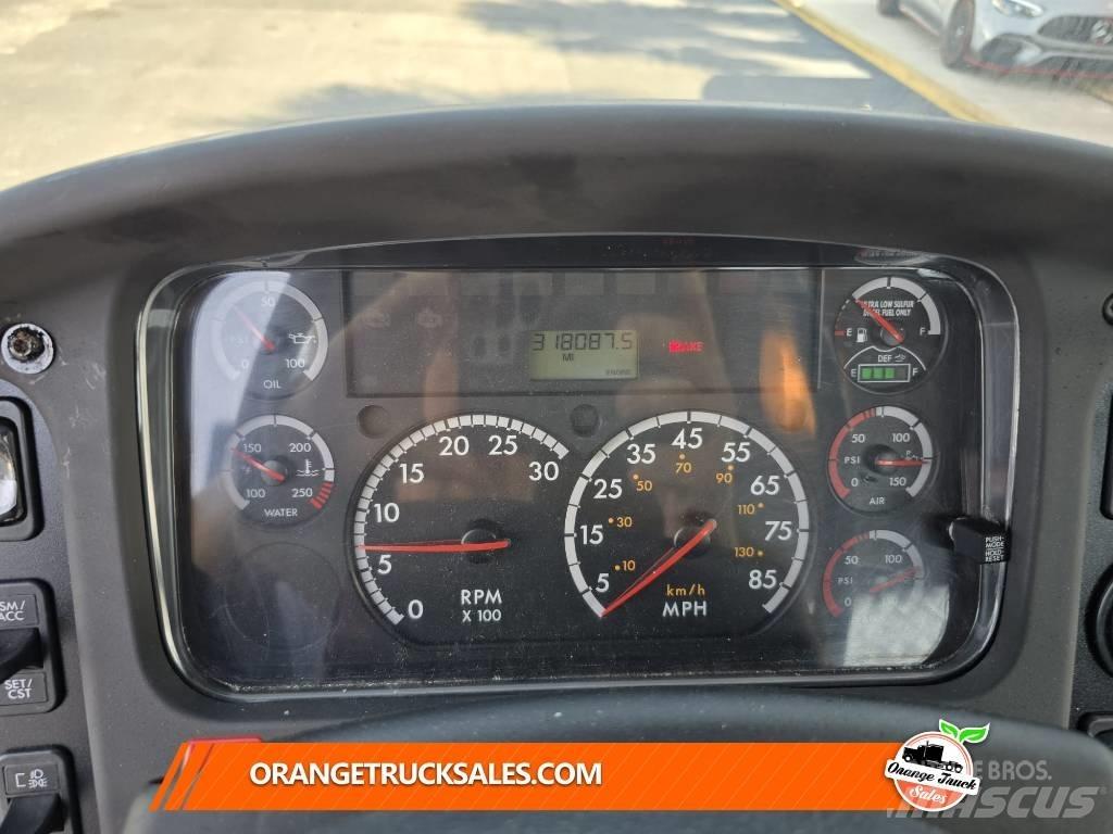 Freightliner M2 106 Chassis met cabine