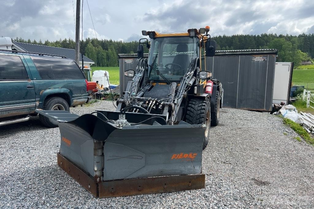 LM Trac 586 Tool-carriers