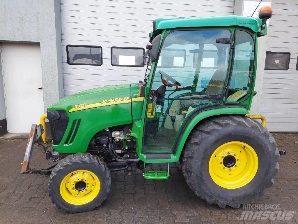 John Deere 3320 Compacttrekkers