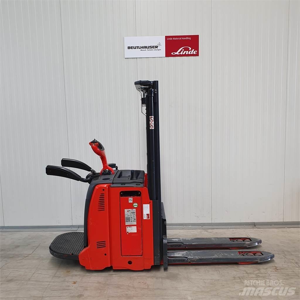 Linde D12AP Stapelaar meeloop