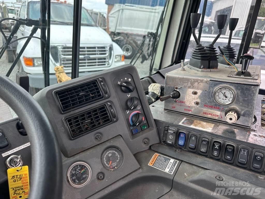 Mack MRU613 Vuilniswagens