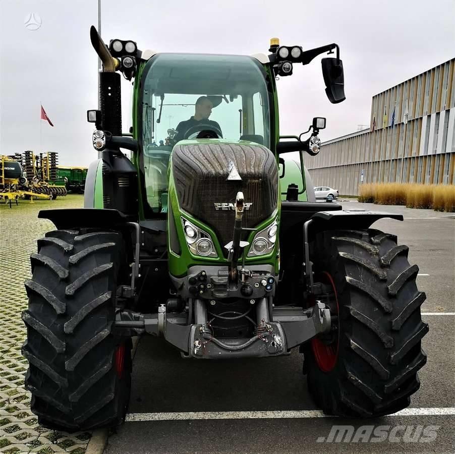 Fendt 718 Vario Tractoren