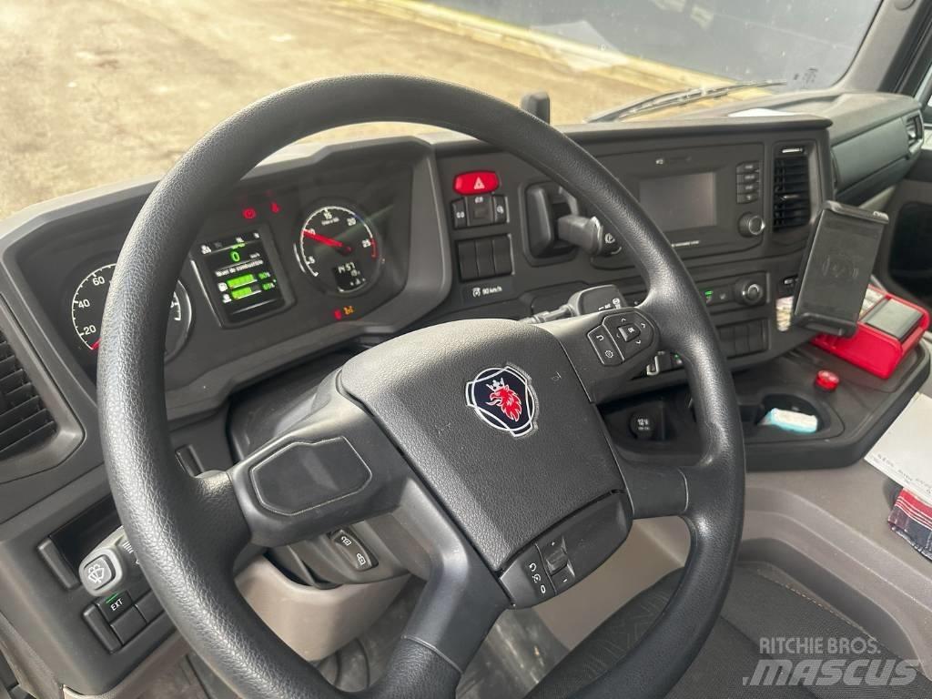 Scania P 370 Vlakke laadvloer met kraan
