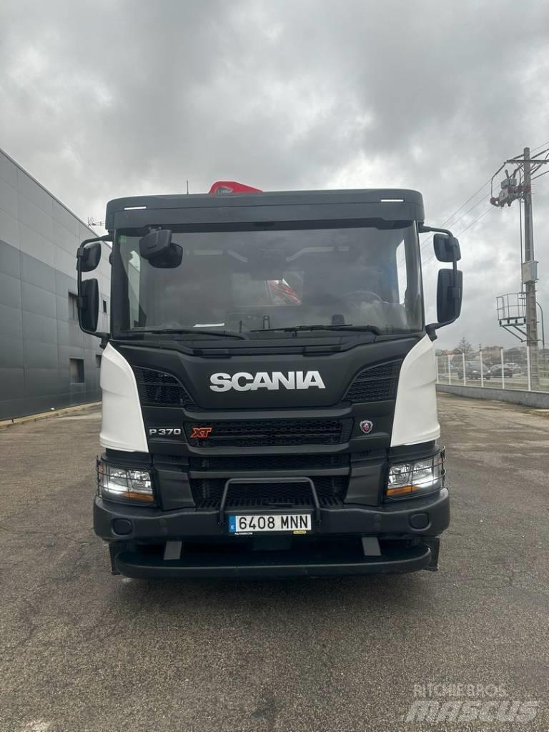 Scania P 370 Vlakke laadvloer met kraan