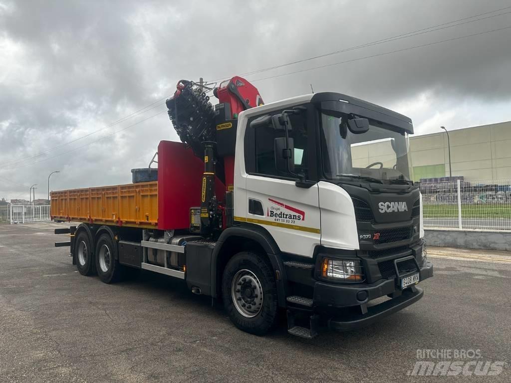 Scania P 370 Vlakke laadvloer met kraan