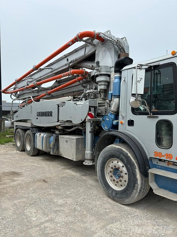 Liebherr 37Z4XXT Betonpomptrucks