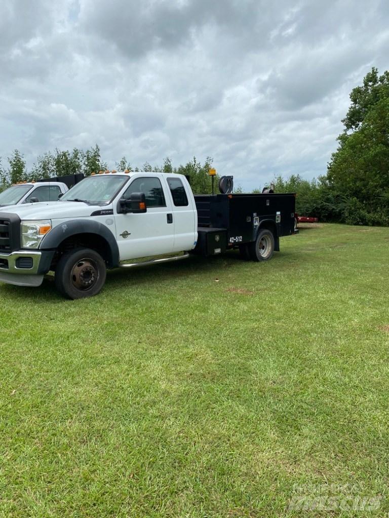 Ford F 550 Bestelwagens met open laadbak