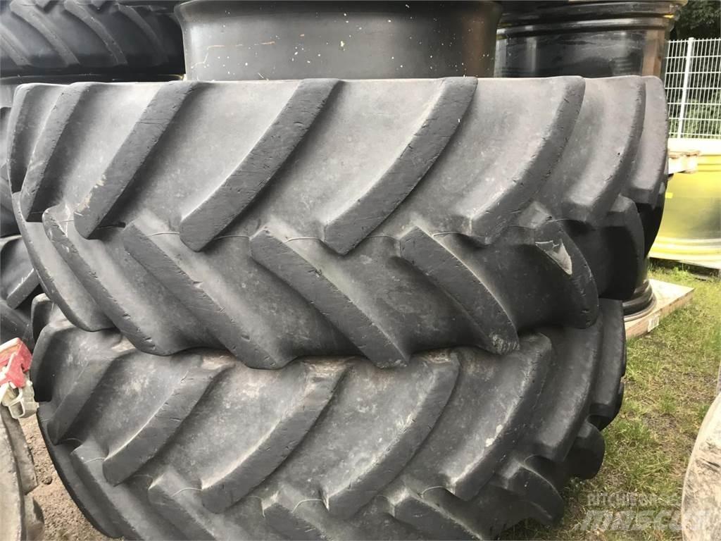 Mitas 680/80R42 Banden, wielen en velgen