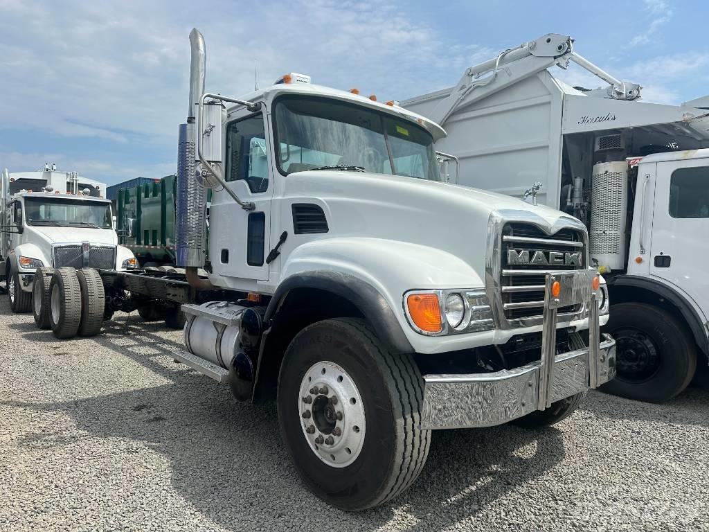 Mack CV 713 Chassis met cabine