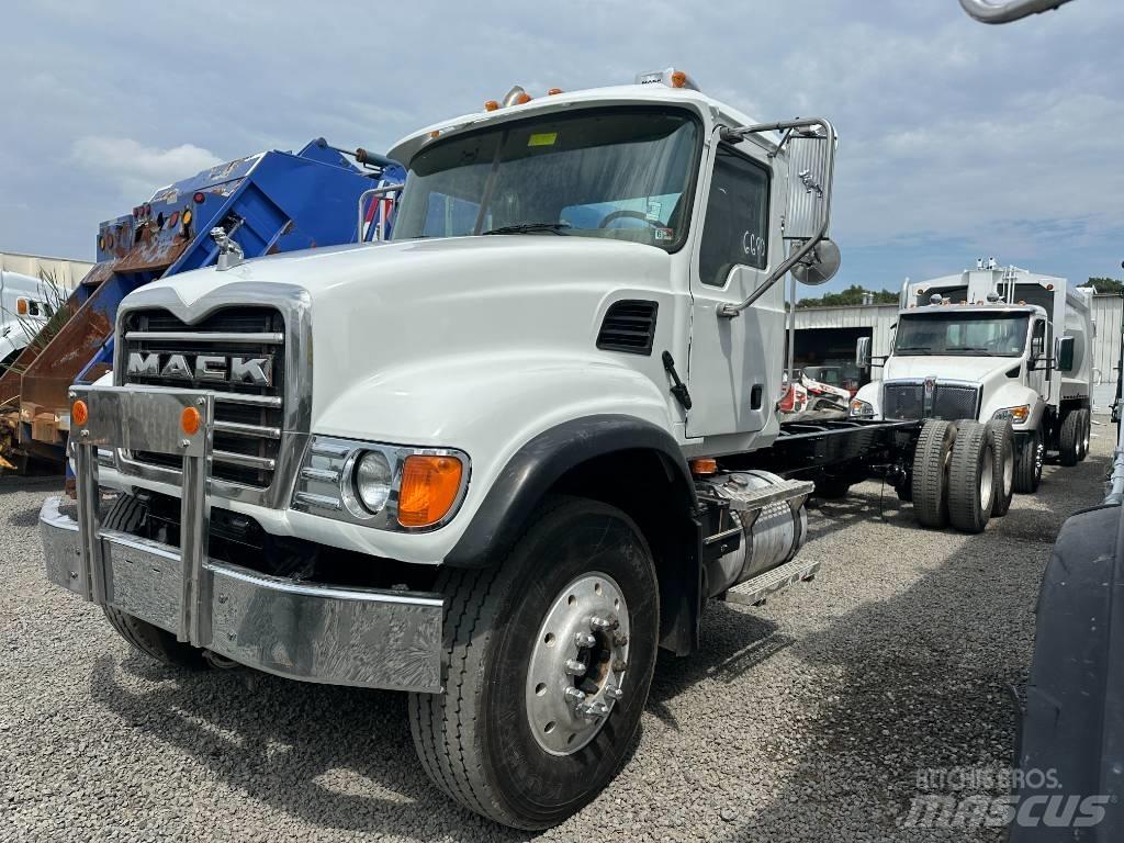 Mack CV 713 Chassis met cabine