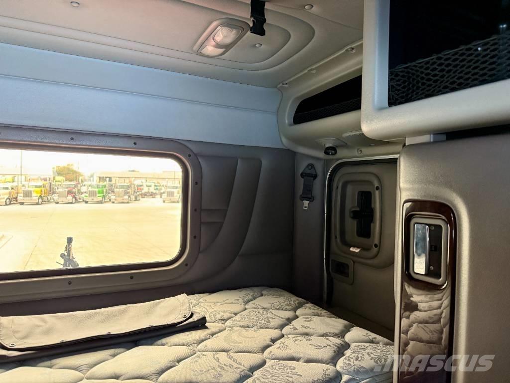 Peterbilt 389 Trekkers