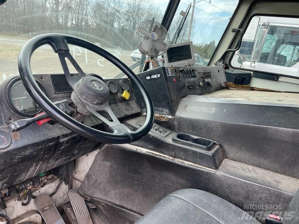 Mack LEU613 Chassis met cabine