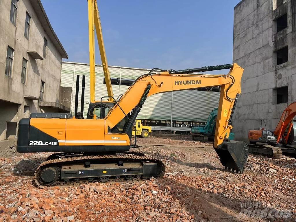 Hyundai R220 Rupsgraafmachines