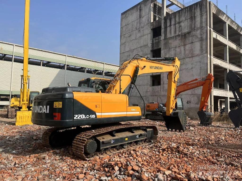 Hyundai R220 Rupsgraafmachines