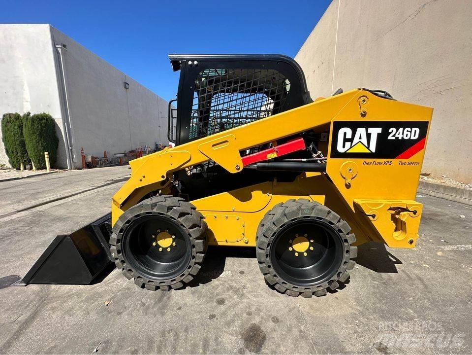 CAT 246 D Schrankladers