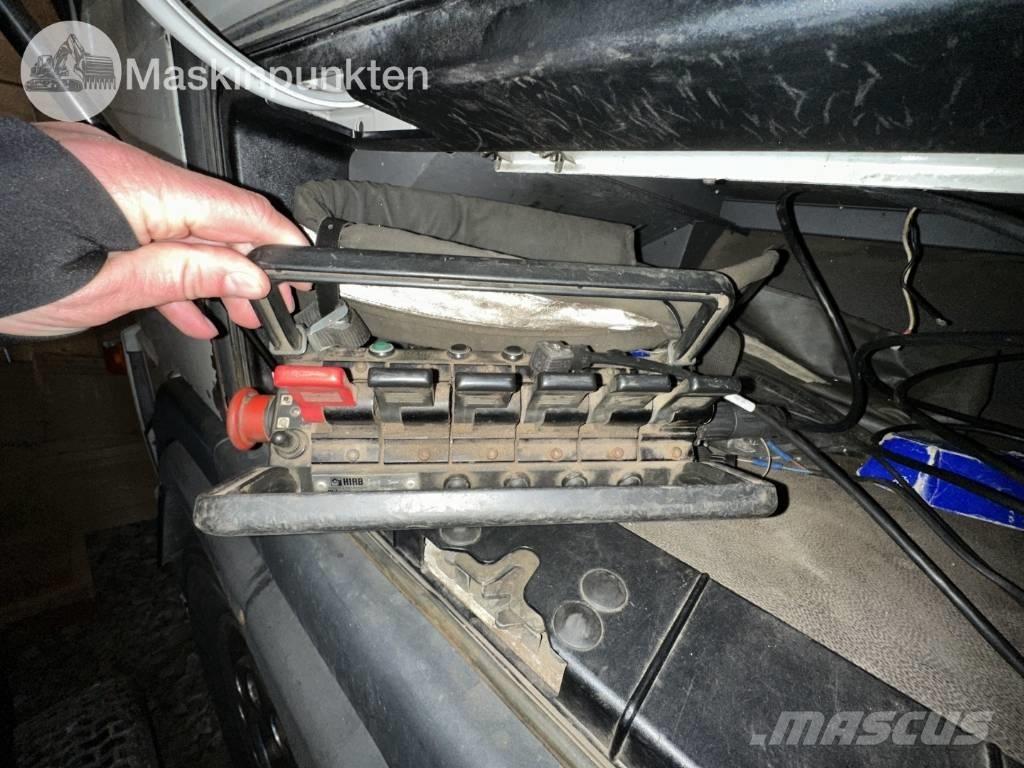 Volvo FM 480 Vlakke laadvloer met kraan